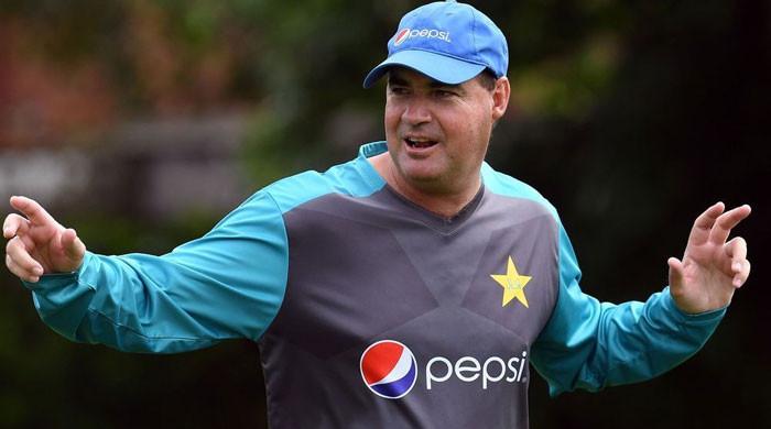 over-hyped-players-lose-touch-with-reality,-arthur-warns-pakistani-stars