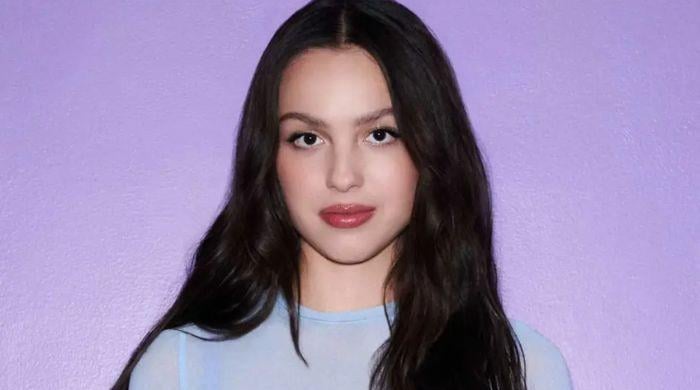 olivia-rodrigo-leaves-fans-concern-after-dramatic-stage-fall