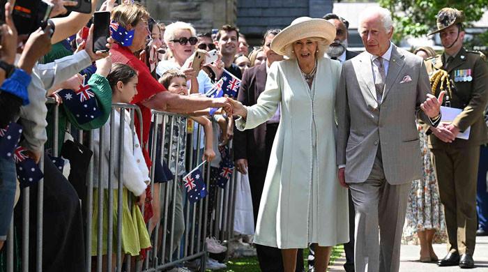 watch-king-charles,-queen-camilla-greet-excited-australian-fans