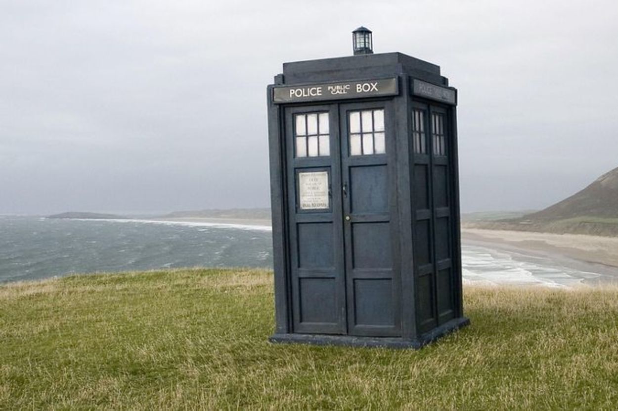 so-that’s-why-doctor-who’s-tardis-is-stuck-as-a-police-box