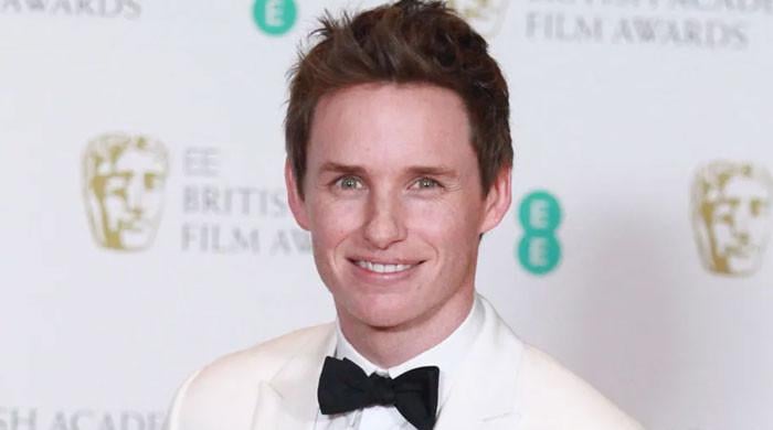 eddie-redmayne-shares-his-secret-to-staying-unnoticed-in-public