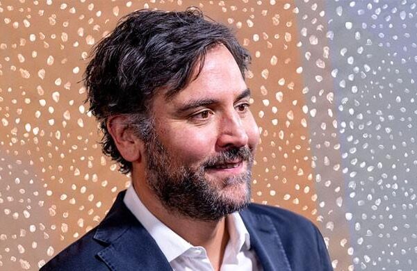 Josh Radnor dishes out his ‘nights’ and ‘days’ as a married man josh-radnor-dishes-out-his-ae˜nights’-and-ae˜days’-as-a-married-man