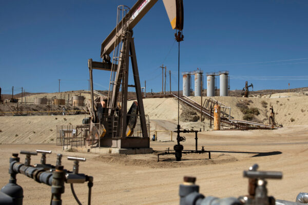 why-oil-companies-are-walking-back-from-green-energy