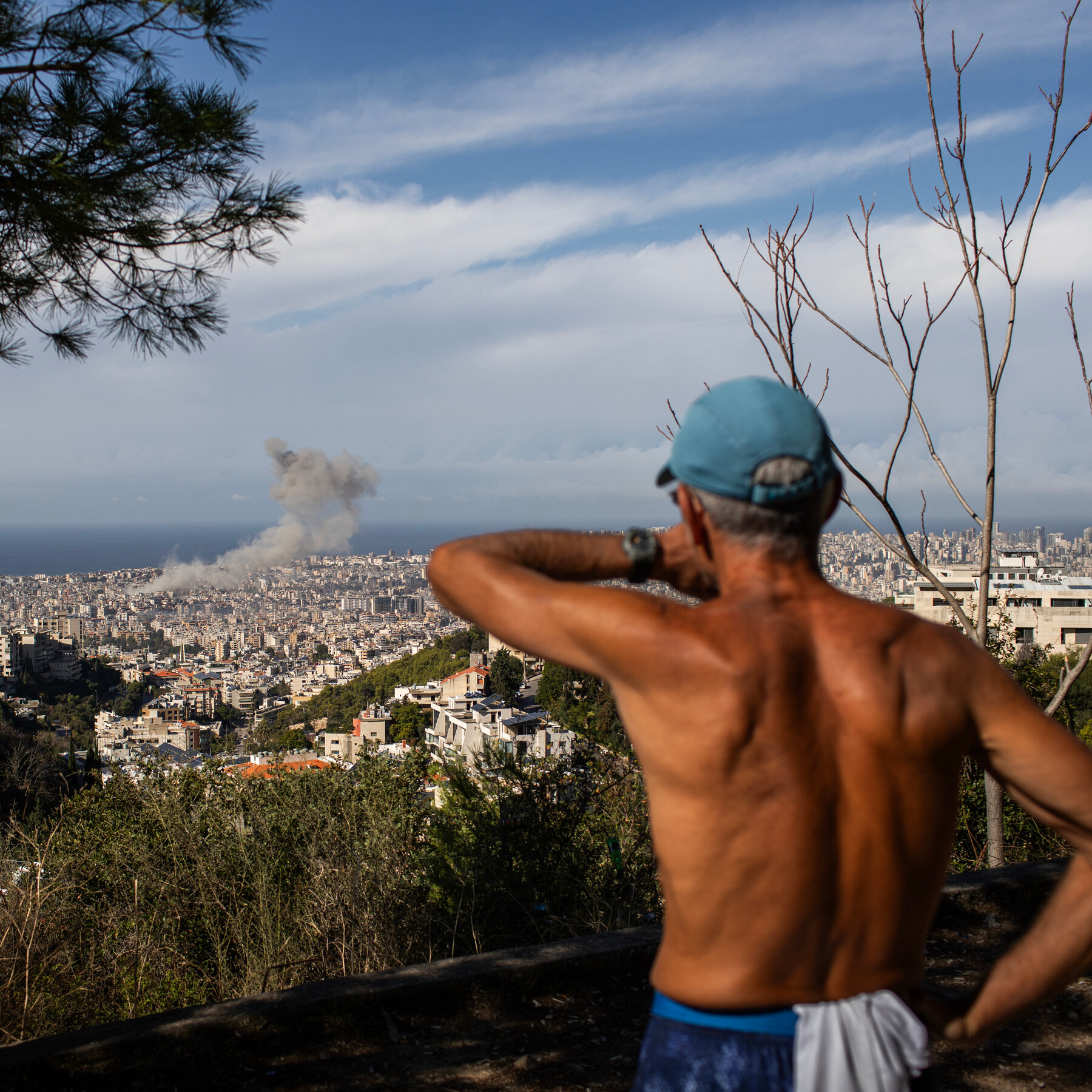 crowds-watch-israeli-airstrikes-from-a-beirut-hillside