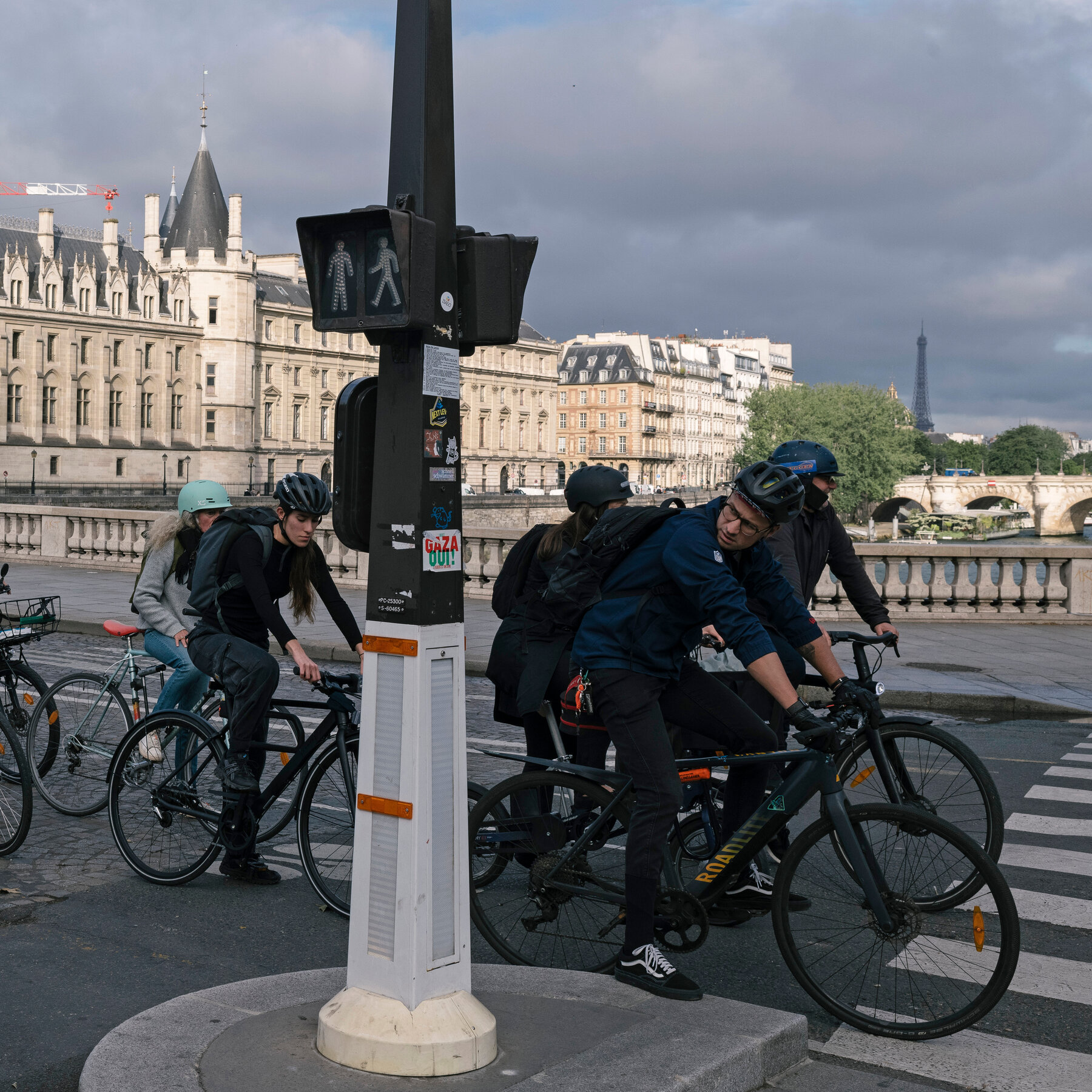 death-of-cyclist-in-paris-lays-bare-divide-in-mayor’s-war-against-cars