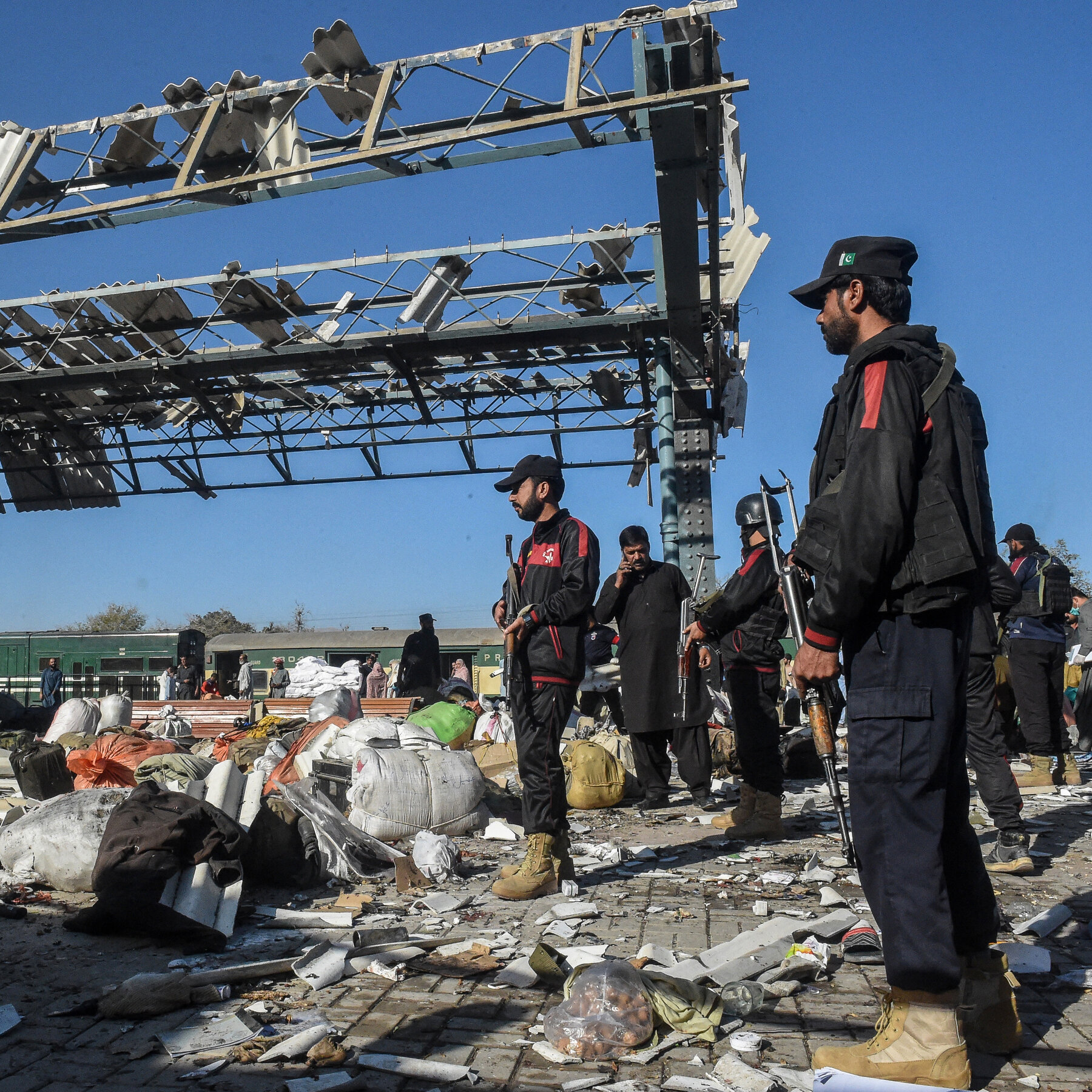 train-station-suicide-bombing-leaves-dozens-dead-or-wounded-in-pakistan