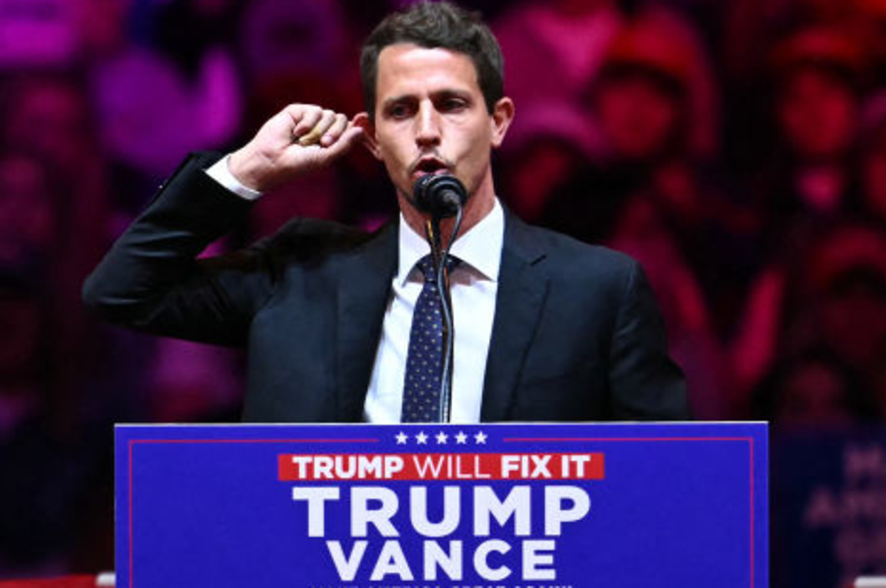 tony-hinchcliffe-apologizes-“to-absolutely-nobody'”-for-trump-rally-puerto-rico-joke