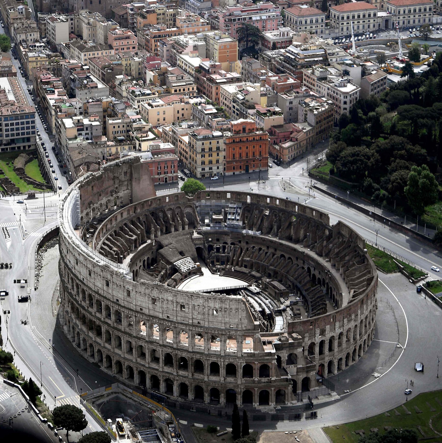 airbnb-‘gladiator’-experience-at-the-colosseum-prompts-outcry-in-rome