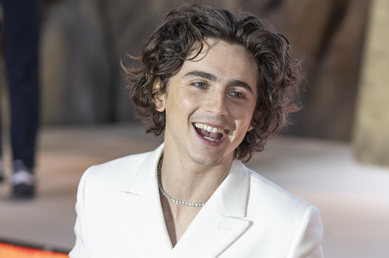 after-going-viral-for-attending-his-own-lookalike-competition,-timothee-chalamet-privately-offered-to-pay-the-organizer’s-$500-fine