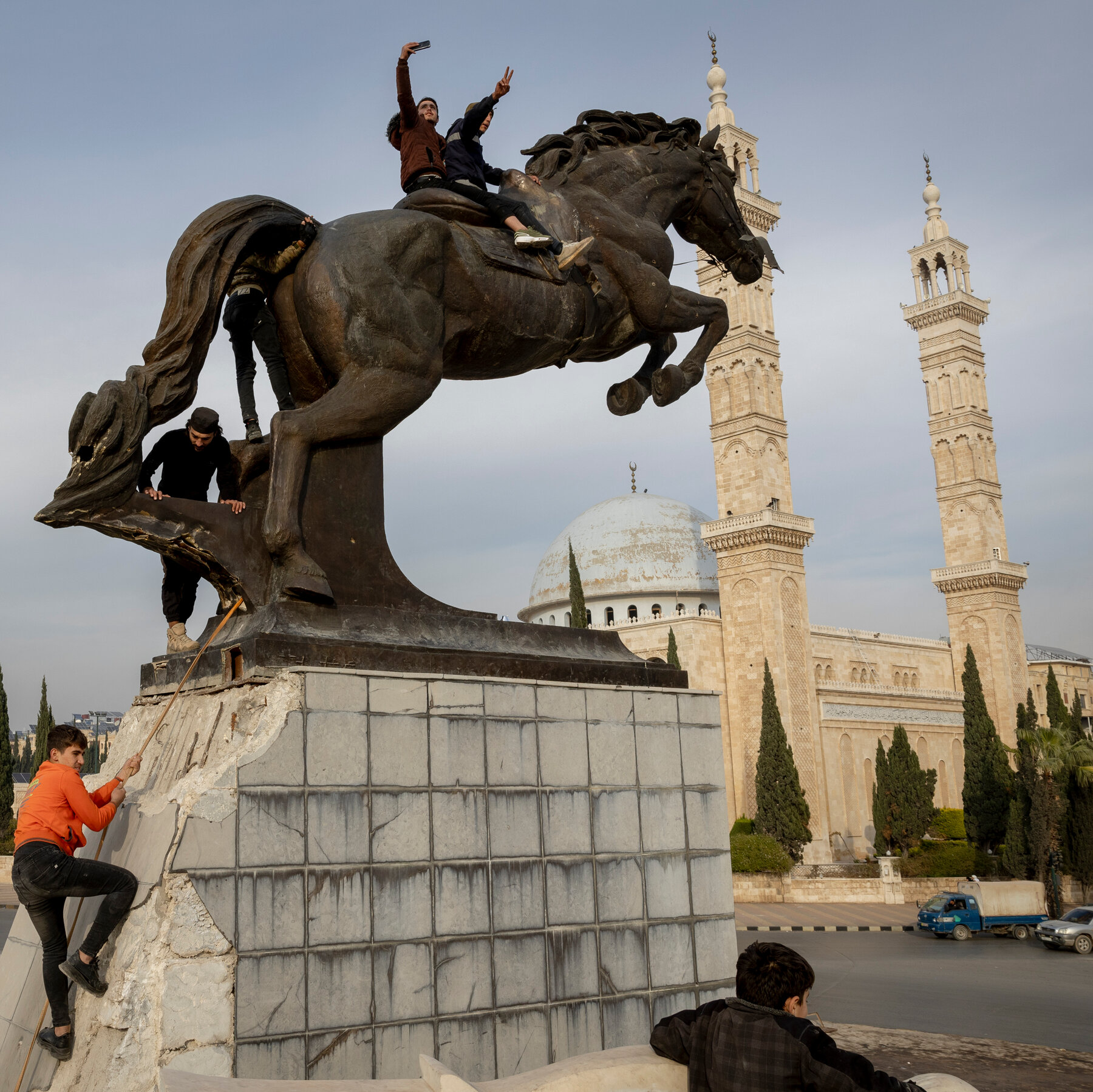 syrians-flood-back-to-aleppo,-searching-for-homes-and-hope