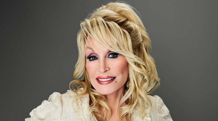 dolly-parton’s-christmas-tradition-comes-to-light