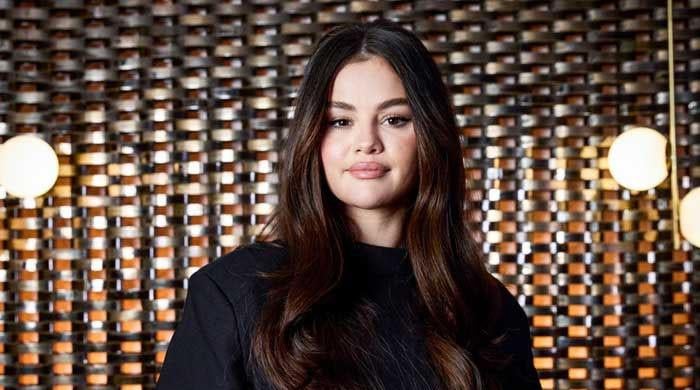 selena-gomez-cannot-get-over-her-engagement-ring?