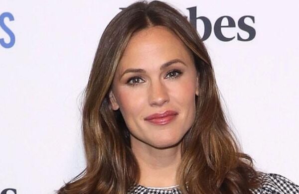 jennifer-garner-fuels-engagement-rumours-with-beau-john-miller