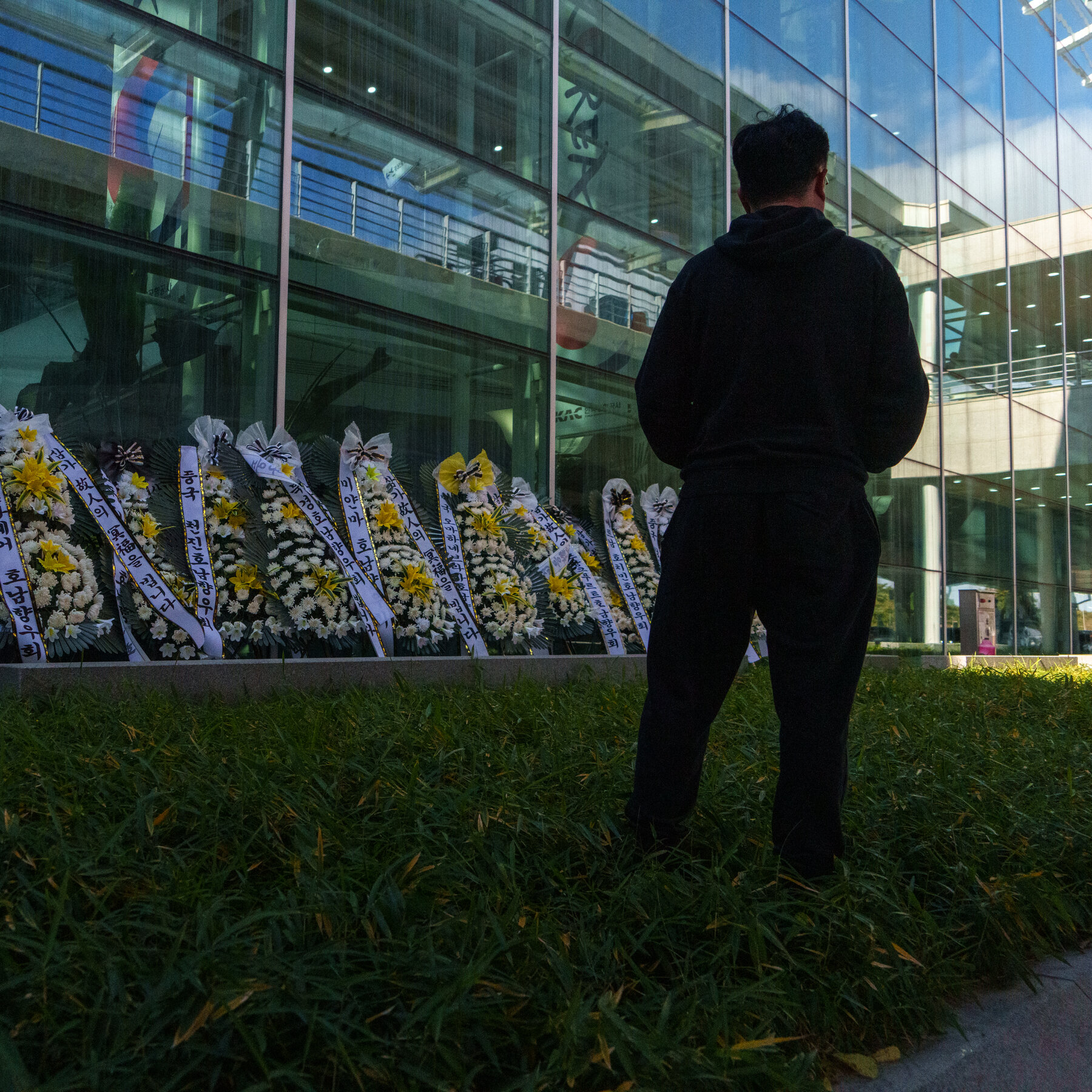 he-didn’t-know-his-father-was-on-doomed-south-korean-flight-until-it-crashed