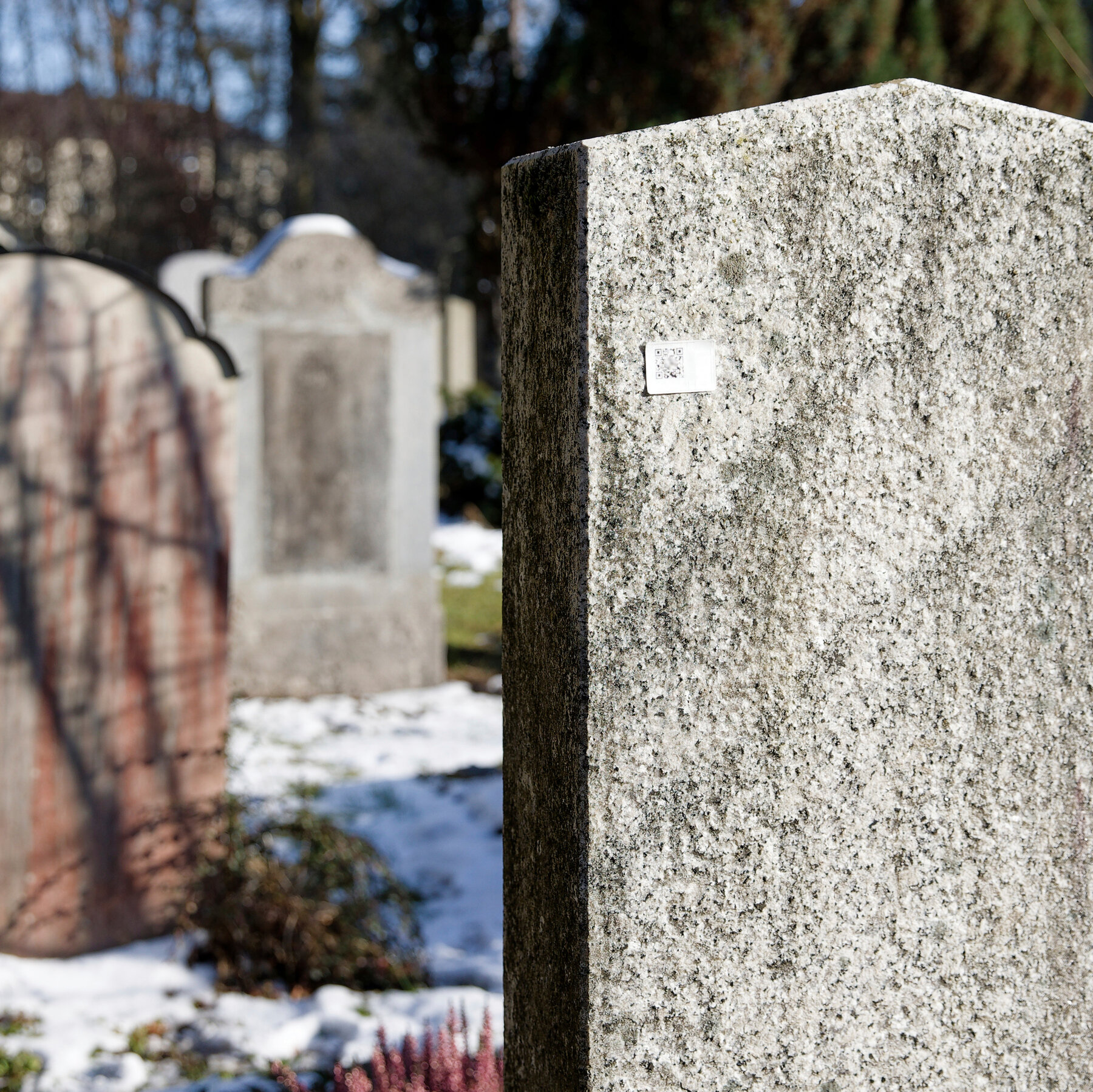 why-did-qr-codes-appear-on-about-1,000-graves-in-munich?