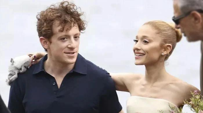 ariana-grande-calls-beau-ethan-slater-ae˜such-a-gift’