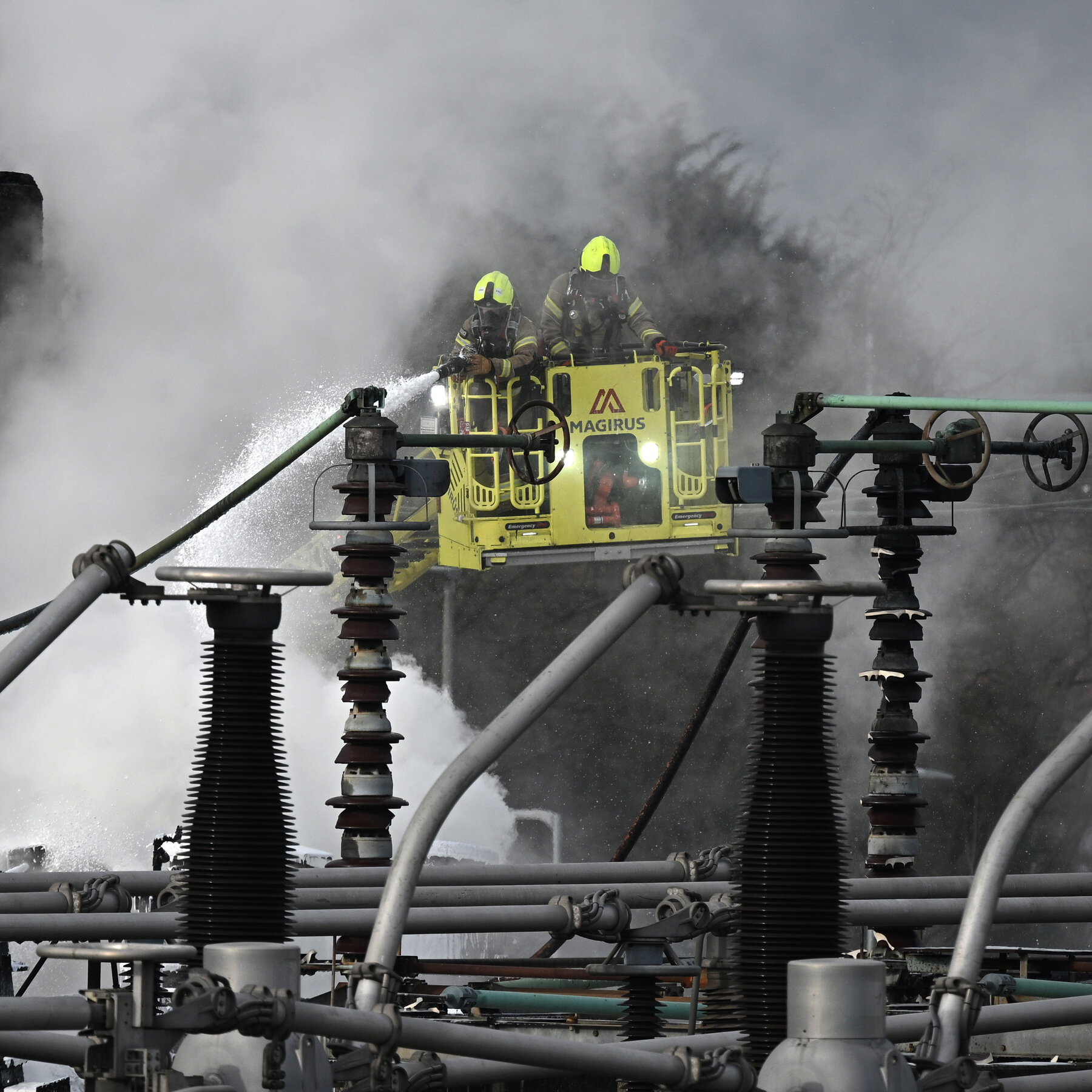 a-fire-plunged-heathrow-into-darkness-a-nearby-data-center-kept-humming.-why?