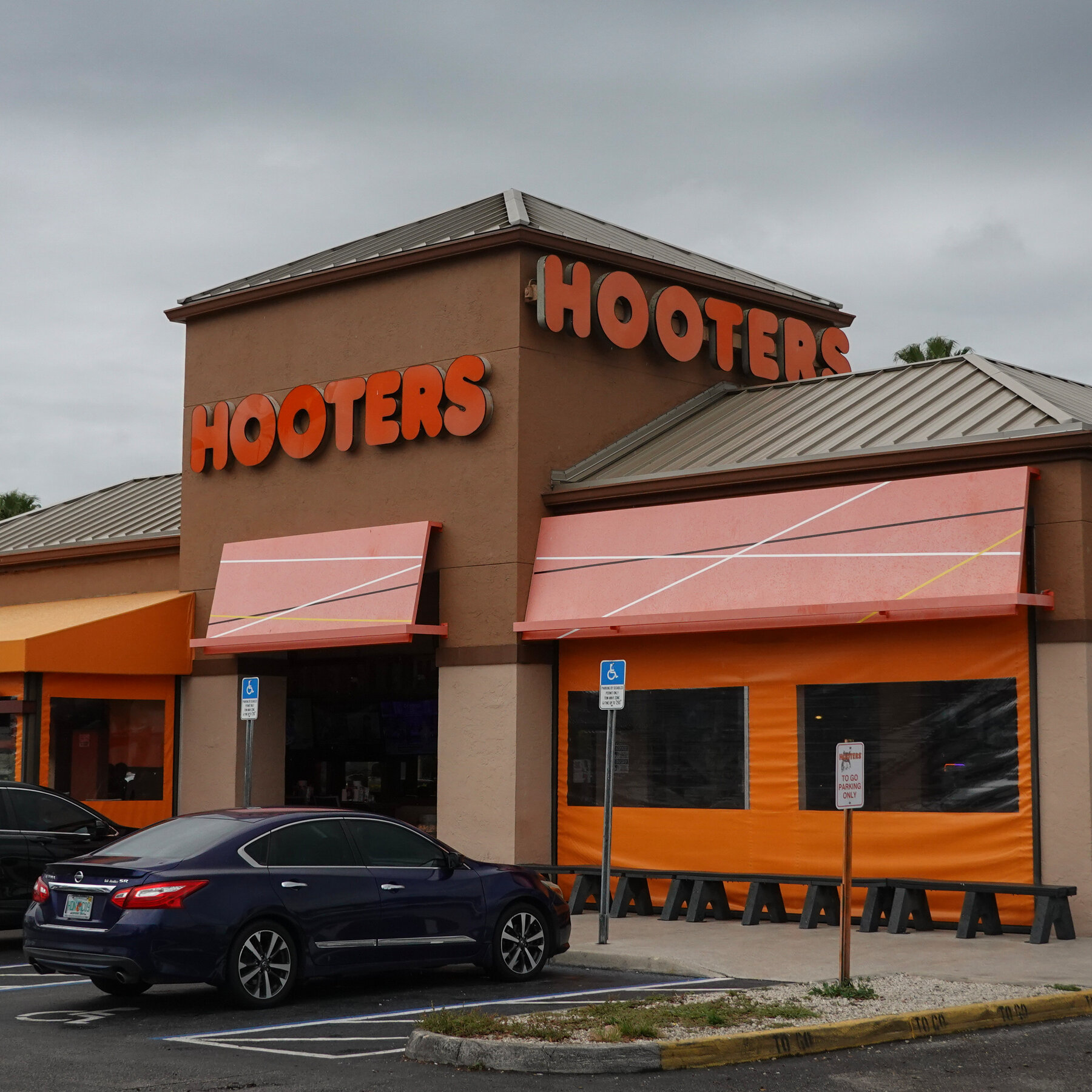 hooters-files-for-bankruptcy,-but-its-restaurants-will-stay-open