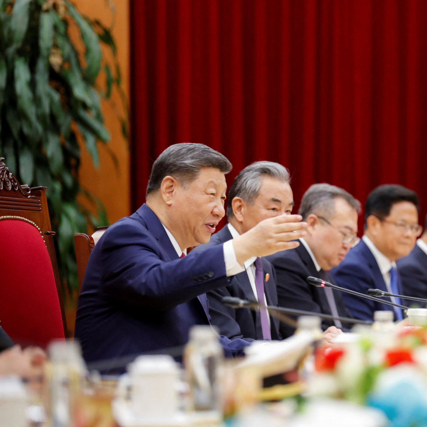 china-wants-countries-to-unite-against-trump,-but-is-met-with-wariness
