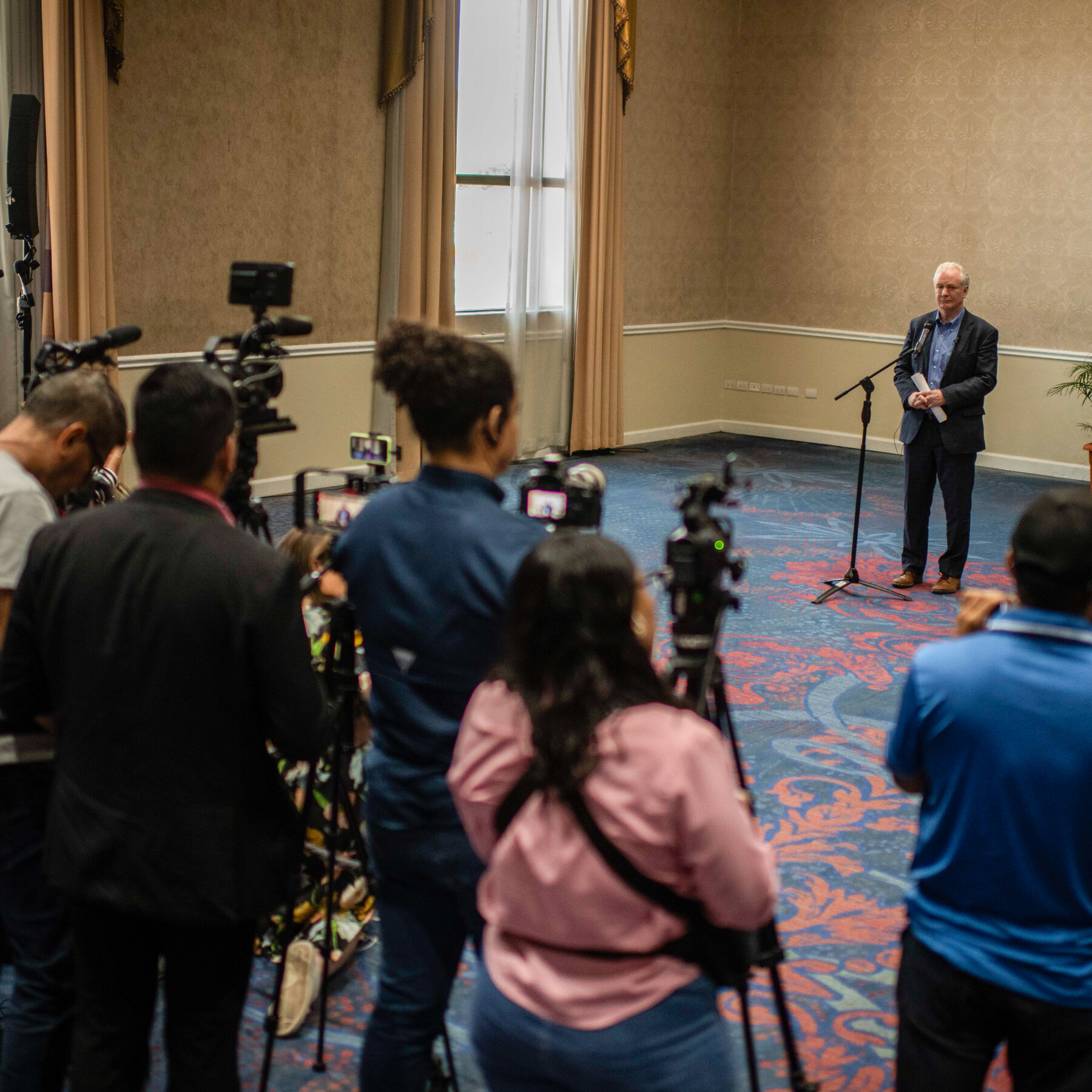 abrego-garcia-told-chris-van-hollen-he-had-been-in-isolation-in-el-salvador-prison