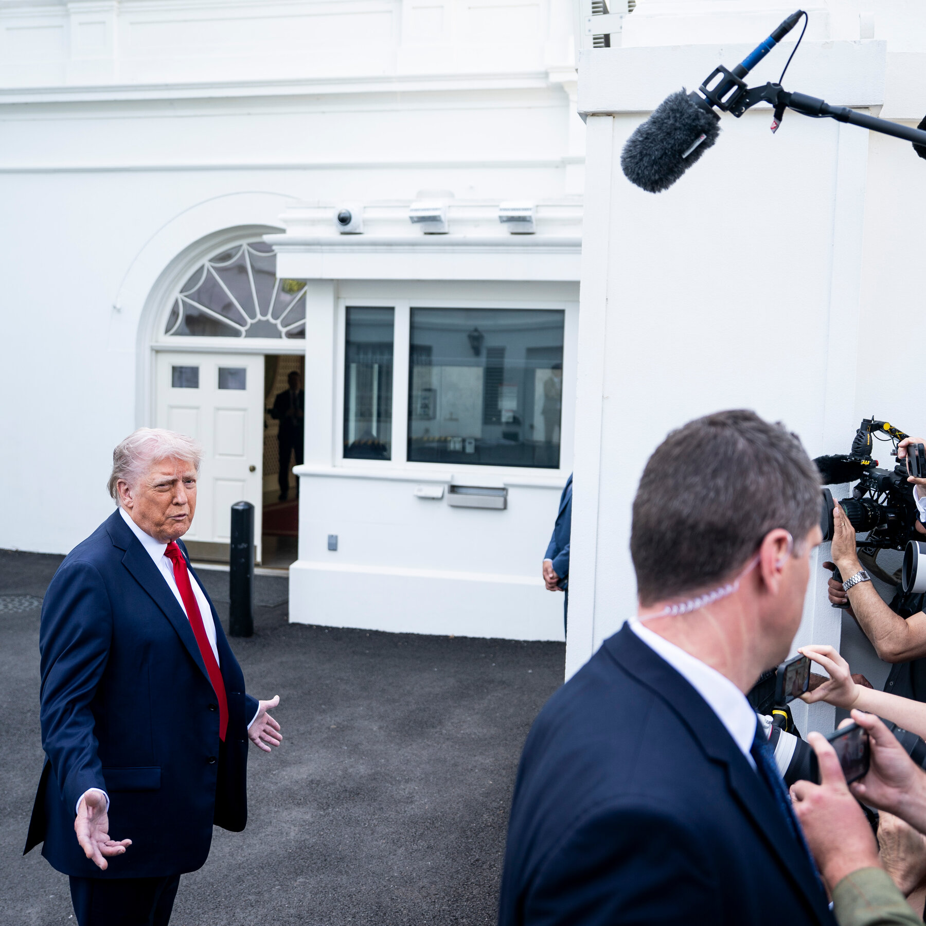 thursday-briefing:-trump-lashes-out-at-zelensky
