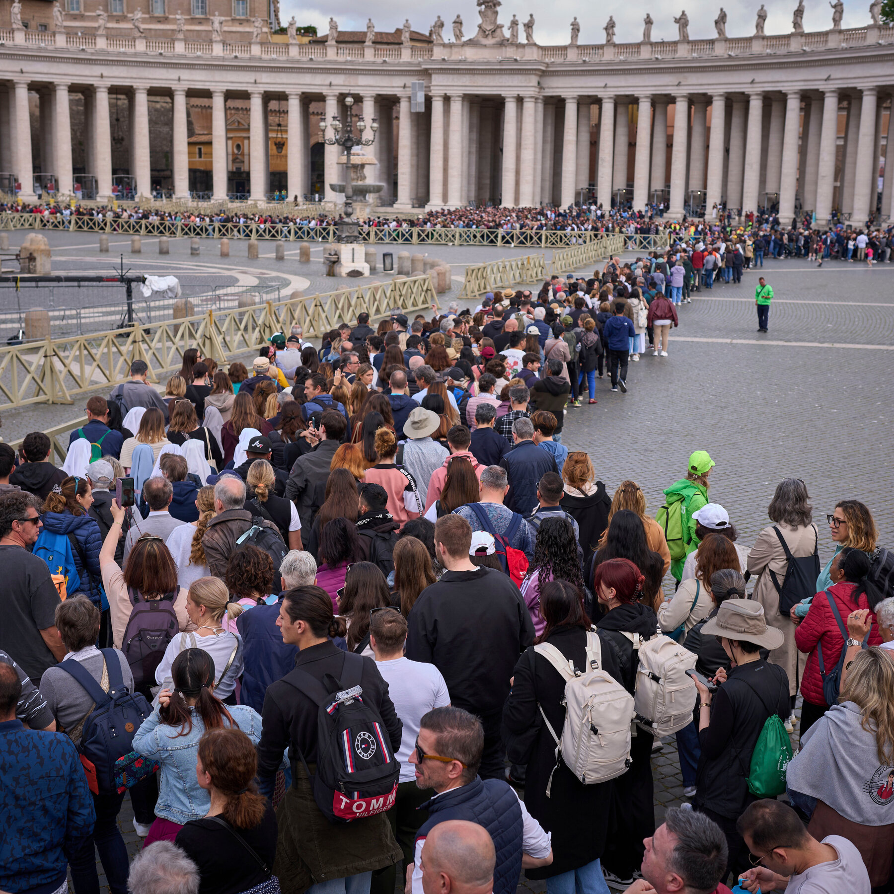 a-faithful-throng-pays-last-respects-to-pope-francis