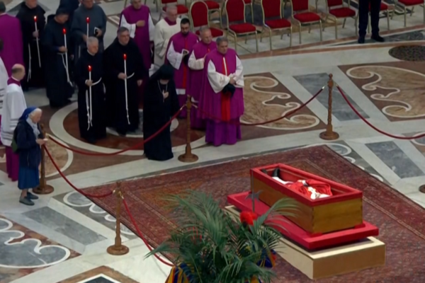 video-catches-nun-bidding-unique-farewell-to-pope-francis,-an-old-friend
