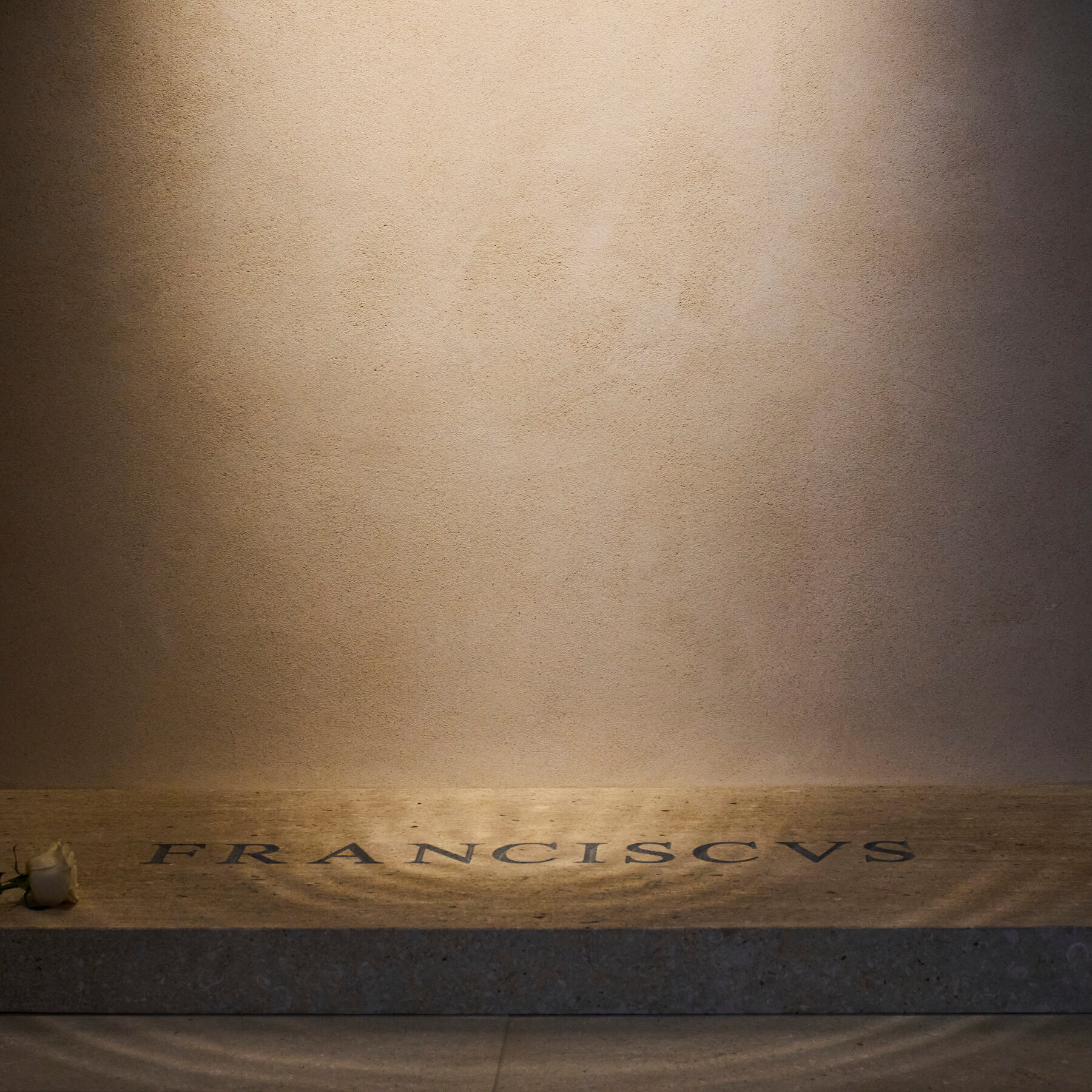 designers-do-a-double-take-at-the-lettering-on-pope-francis’-tombstone